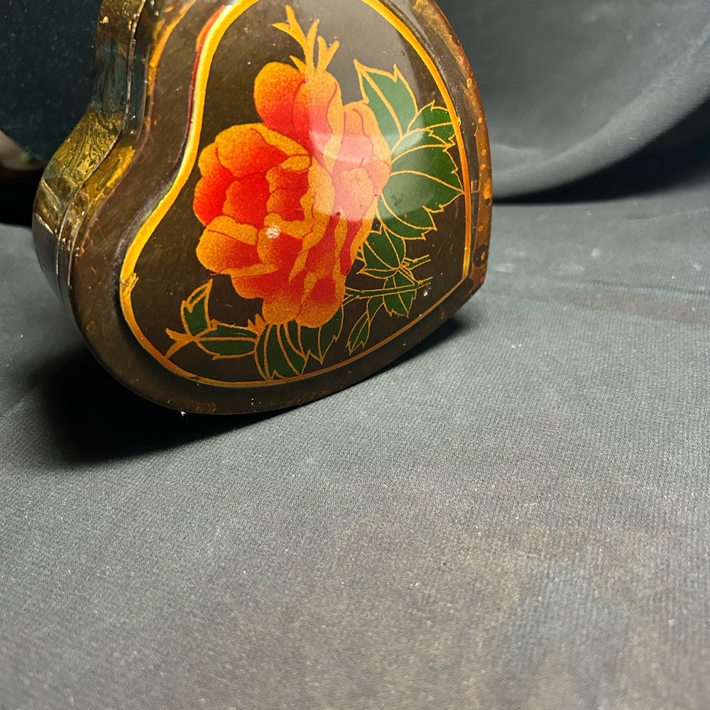 VTG FAR EAST Plastic Orange and Green Floral Painting Box with removable lid.